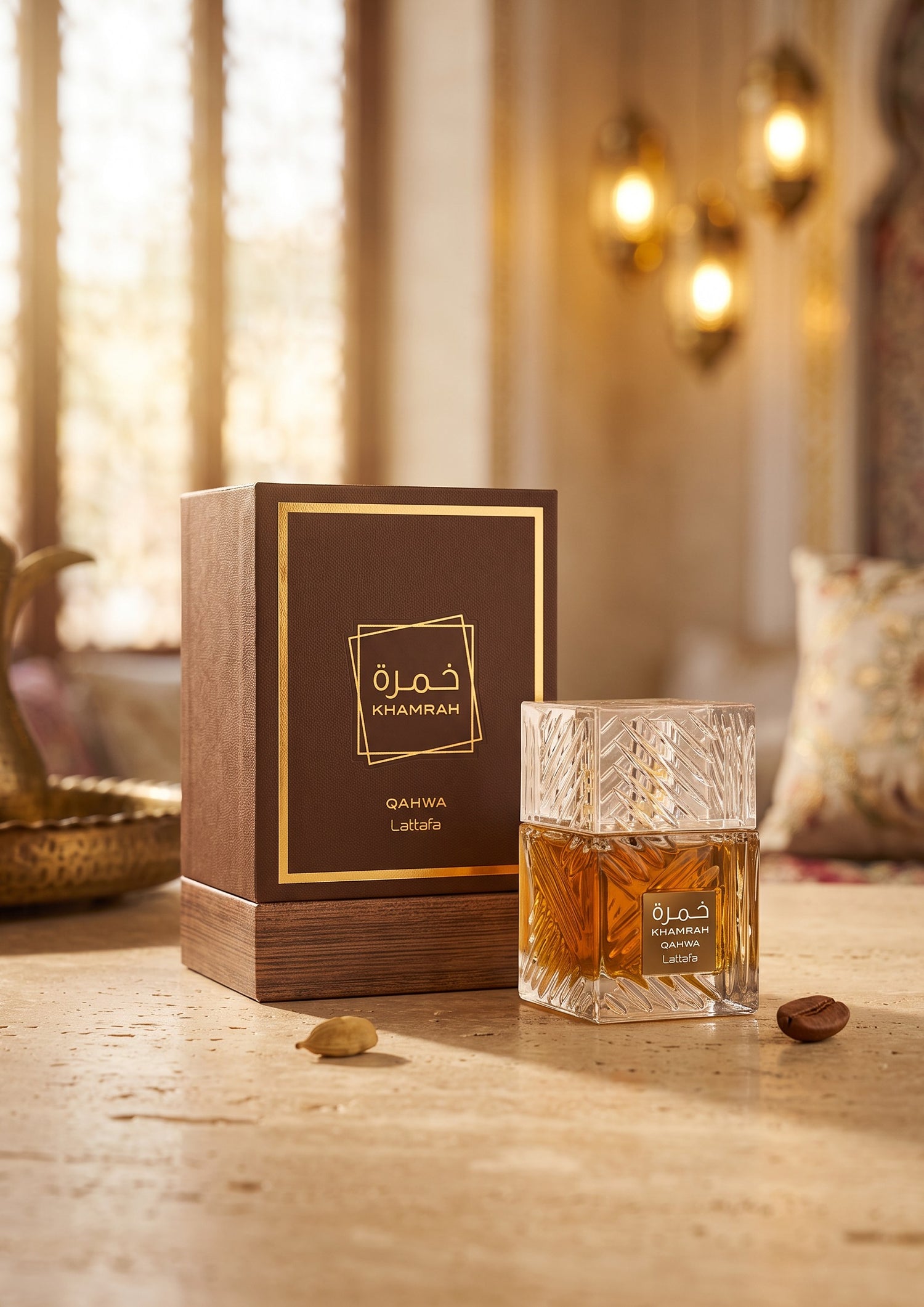 Flacon de parfum PDS SHOP Khamrah Qahwa de Lattafa avec son coffret marron sur une table en pierre