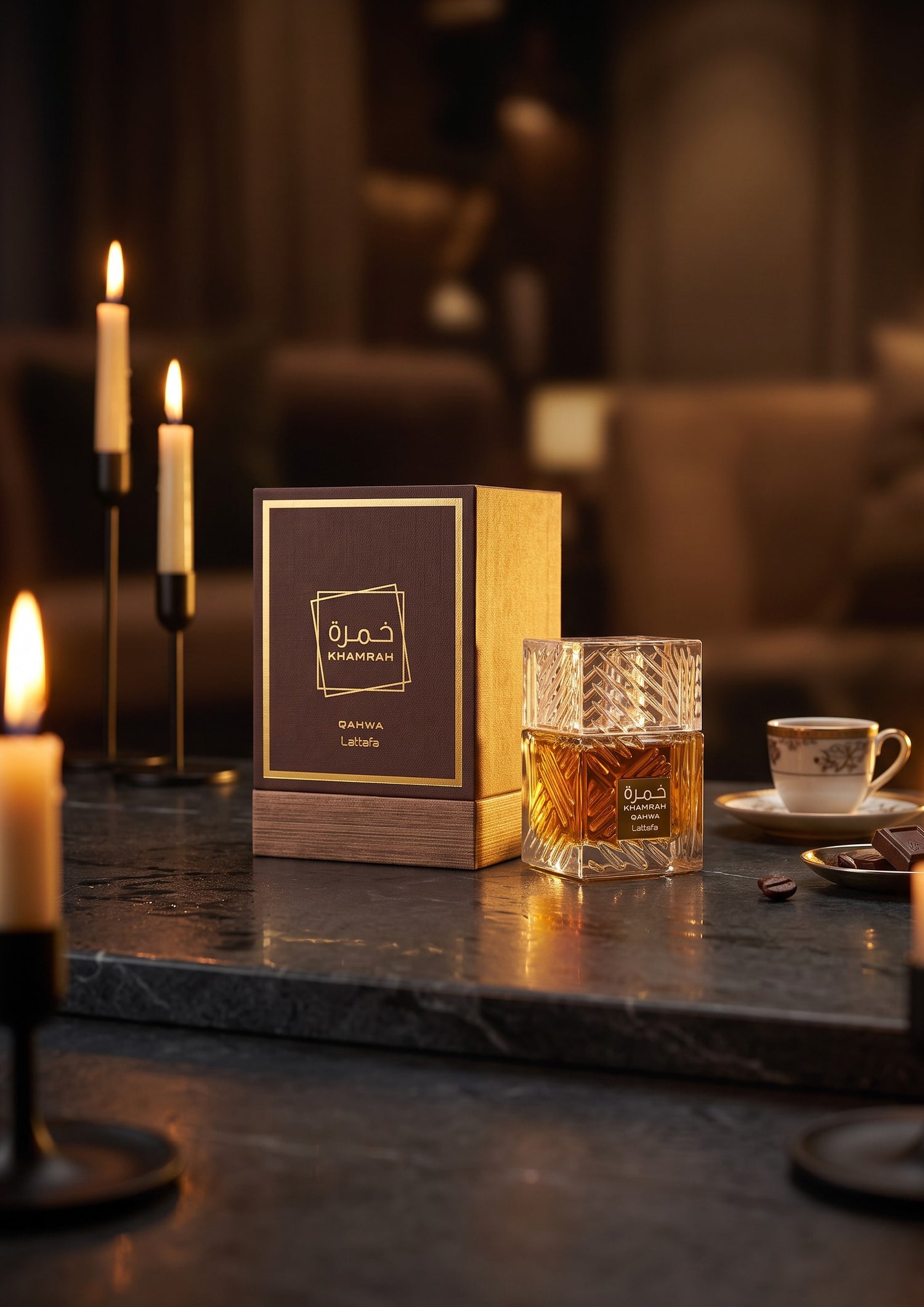 Flacon et coffret de parfum PDS SHOP Khamrah Qahwa de Lattafa sur une table en marbre avec bougies et café