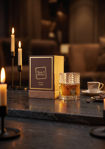 Flacon et coffret de parfum PDS SHOP Khamrah Qahwa de Lattafa sur une table en marbre avec bougies et café
