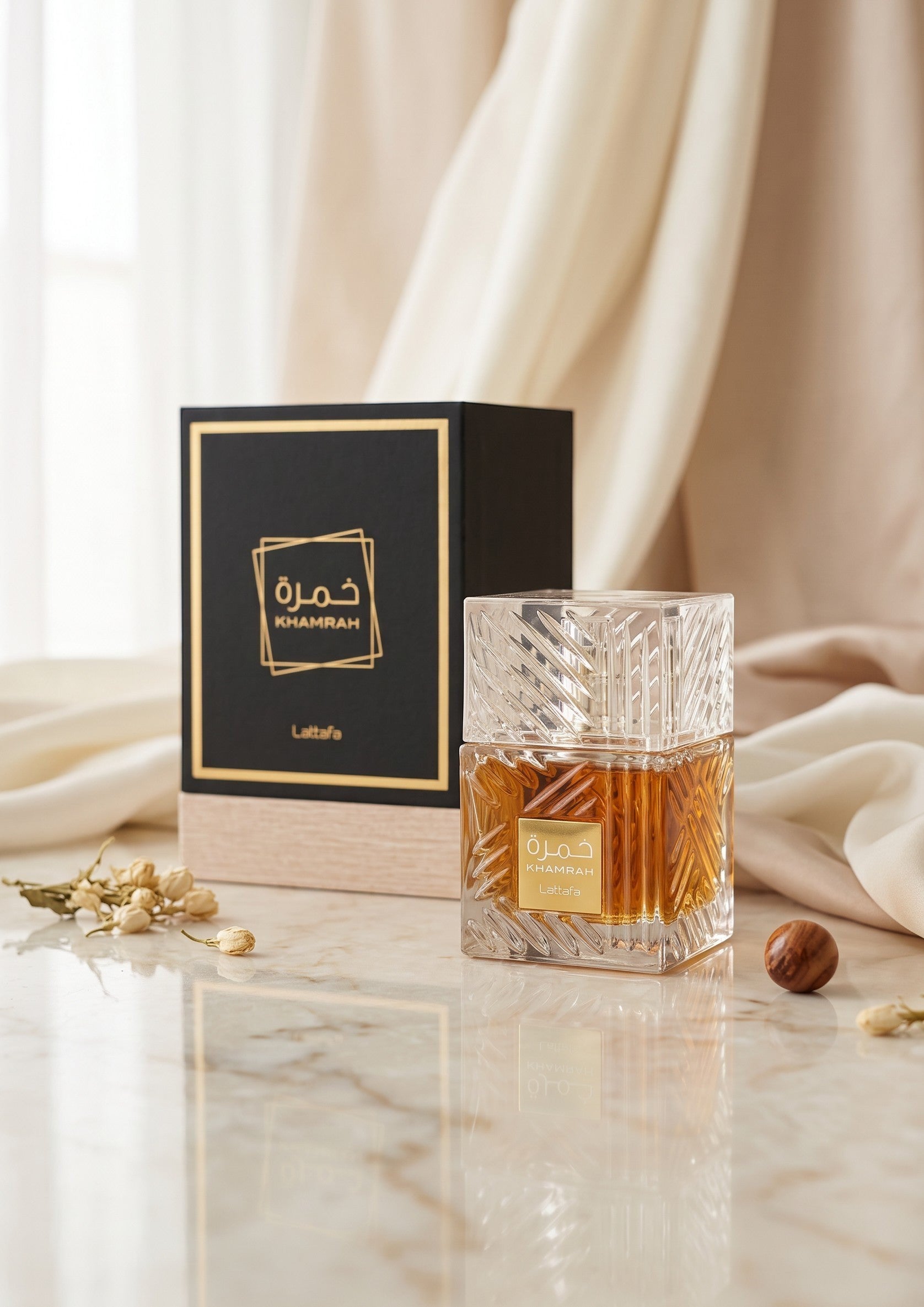 Flacon de parfum Lattafa Khamrah 100ml avec coffret noir et doré chez PDS SHOP sur une table en marbre élégante