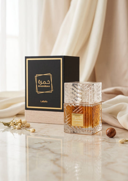 Flacon de parfum Lattafa Khamrah 100ml avec coffret noir et doré chez PDS SHOP sur une table en marbre élégante