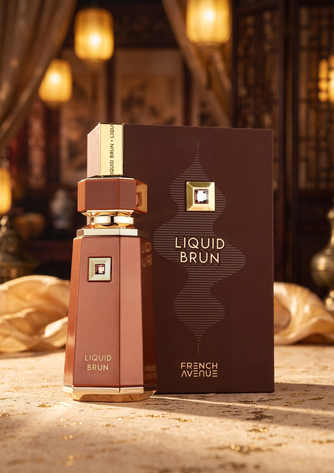 Flacon de parfum PDS SHOP Liquid Brun marron avec coffret assorti sur une table élégante dans un décor oriental