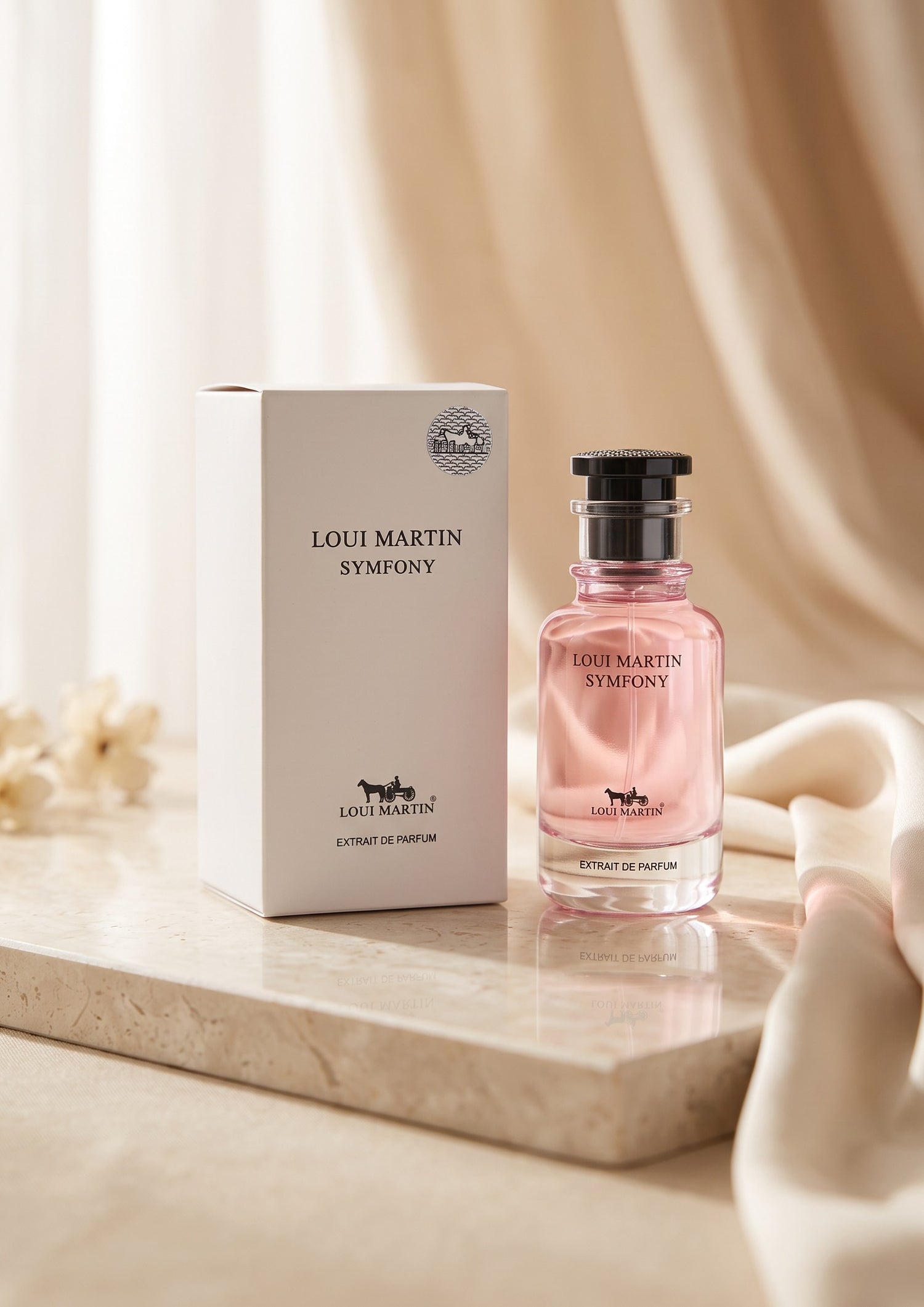 Flacon de parfum PDS SHOP Loui Martin Symfony rose avec boîte blanche sur un socle en marbre élégant