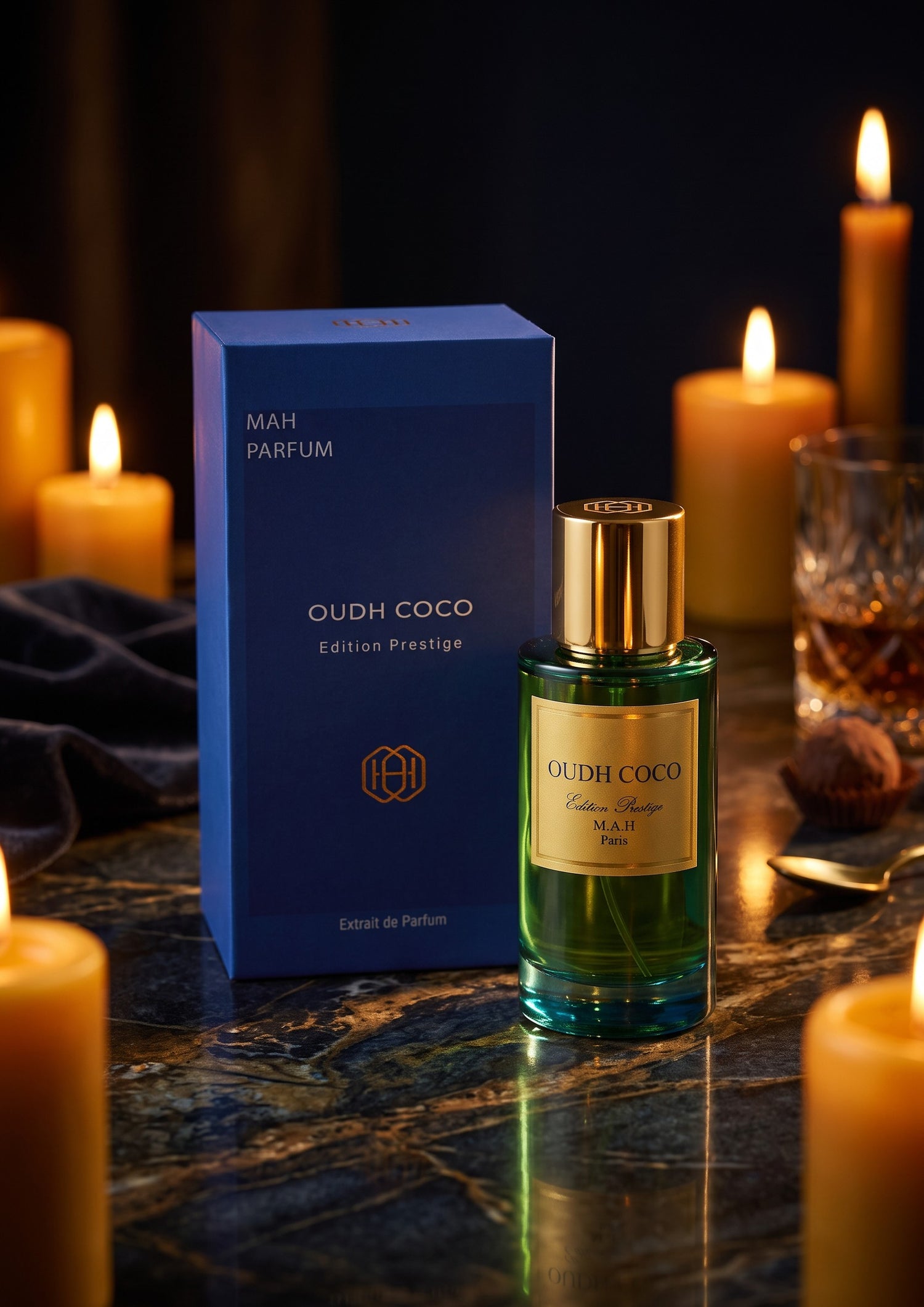 Flacon de parfum Oudh Coco MAH avec boîte bleue, posé sur une table en marbre entouré de bougies allumées PDS SHOP