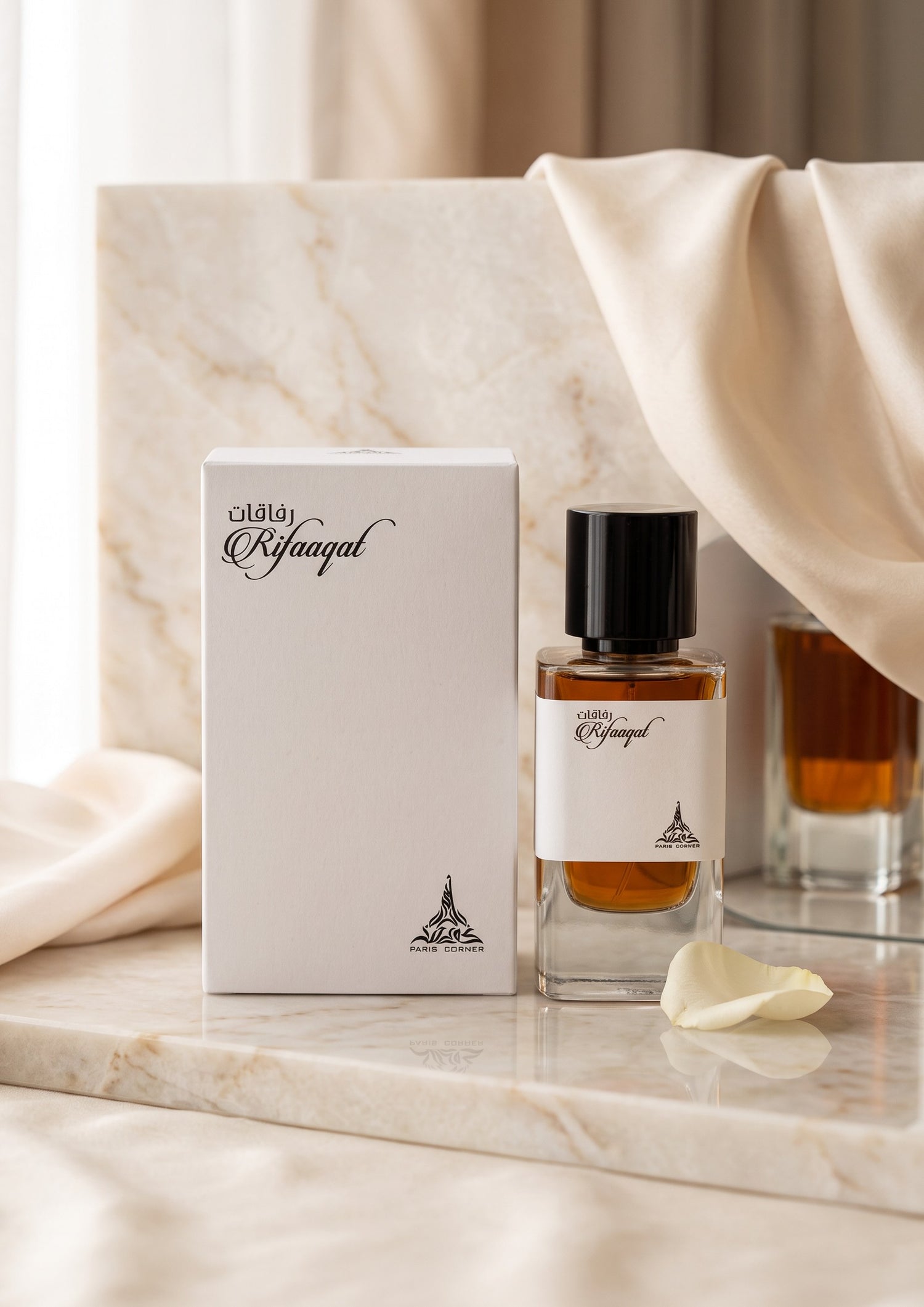 Flacon de parfum PDS SHOP Rifaaqat avec boîte blanche sur un socle en marbre élégant et tissu beige