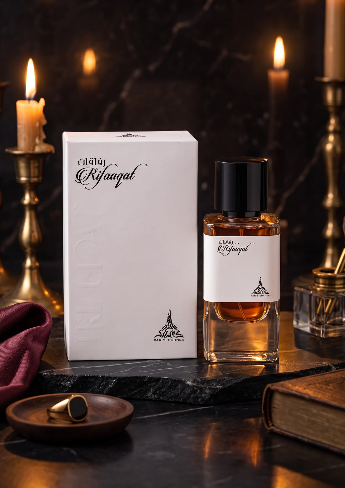 Flacon de parfum PDS SHOP Rifaaqat de Paris Corner avec sa boîte blanche sur un socle en marbre noir et bougies