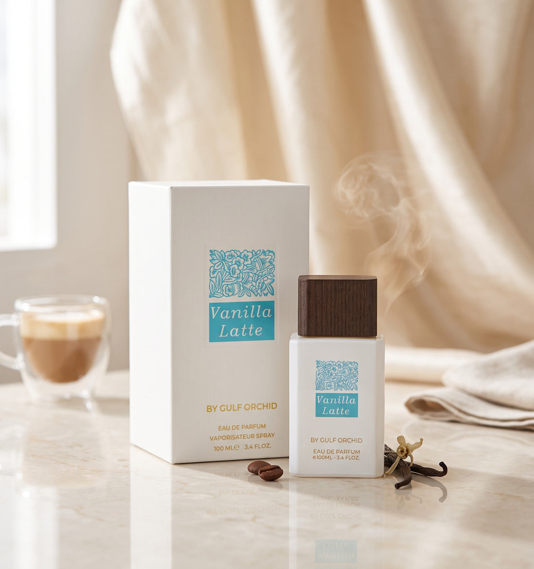Flacon de parfum Vanilla Latte PDS SHOP avec son coffret blanc, gousses de vanille et grains de café sur table