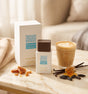 Flacon de parfum Vanilla Latte PDS SHOP avec sa boîte, accompagné d'un café latte, de gousses de vanille et de caramel.