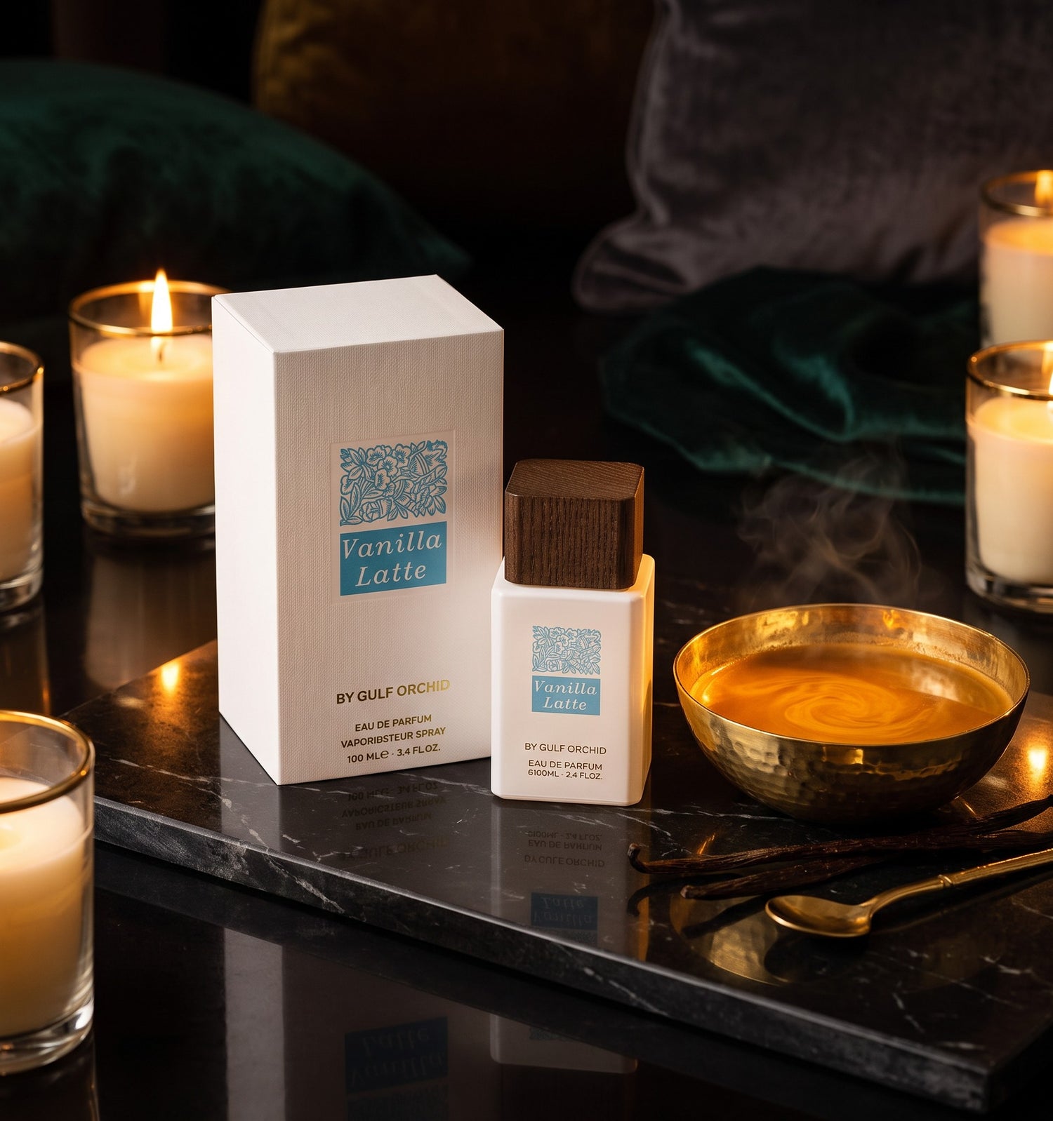 Flacon et boîte de parfum Vanilla Latte PDS SHOP sur un plateau en marbre avec bougies et une tasse de café fumante