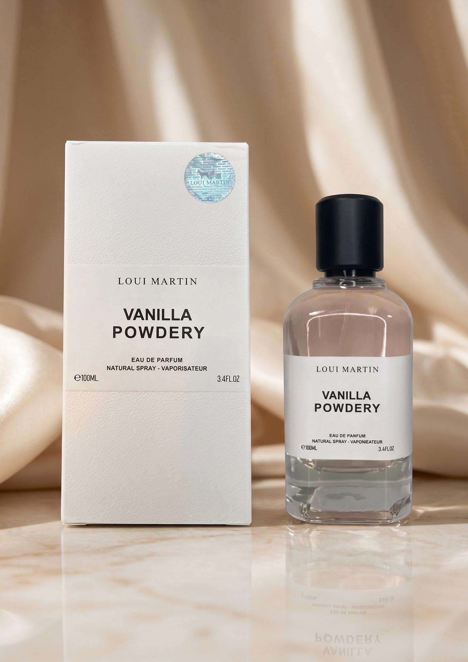 Flacon de parfum PDS SHOP Loui Martin Vanilla Powdery 100ml avec sa boîte blanche sur un fond en satin beige