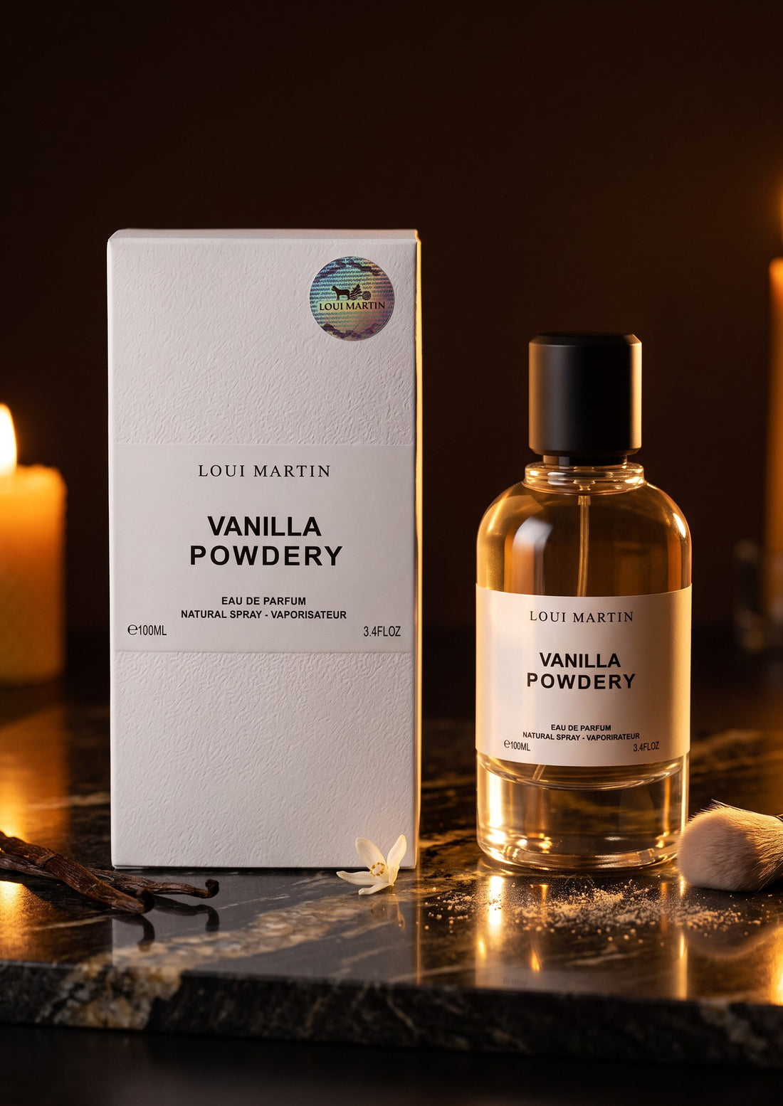 Flacon de parfum Vanilla Powdery PDS SHOP et sa boîte blanche sur une table en marbre avec des bougies en arrière-plan