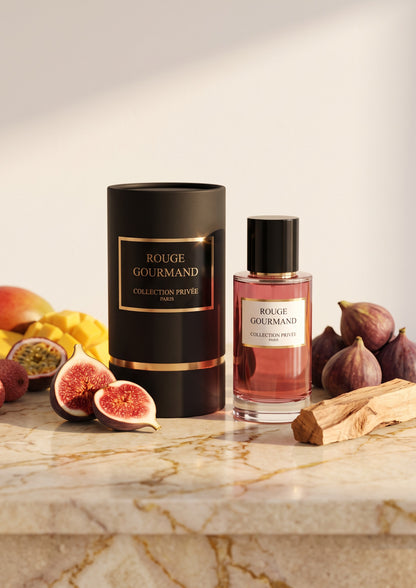 Flacon de parfum PDS SHOP Rouge Gourmand 50ml avec son étui noir, entouré de figues et de fruits exotiques sur marbre
