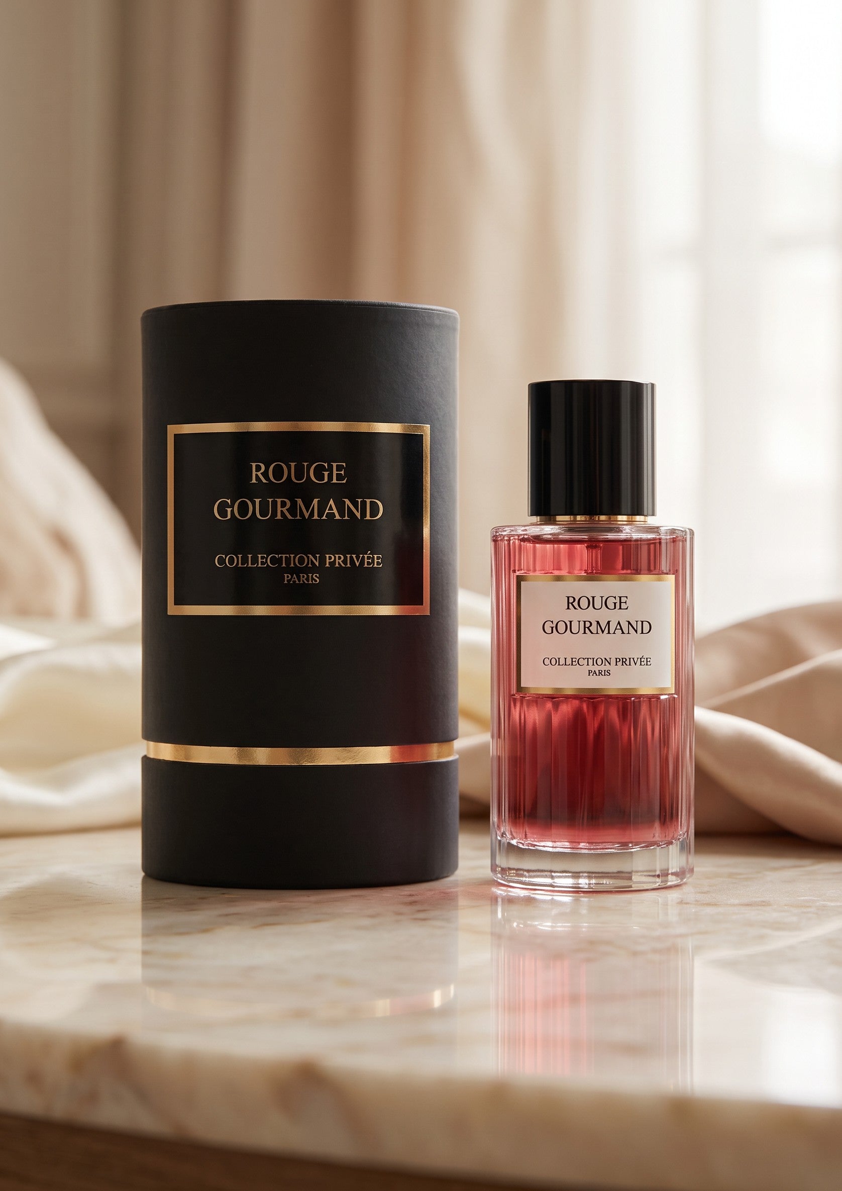 Flacon de parfum Rouge Gourmand PDS SHOP avec son étui noir cylindrique sur un socle en marbre élégant