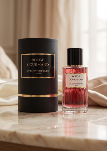 Flacon de parfum Rouge Gourmand PDS SHOP avec son étui noir cylindrique sur un socle en marbre élégant