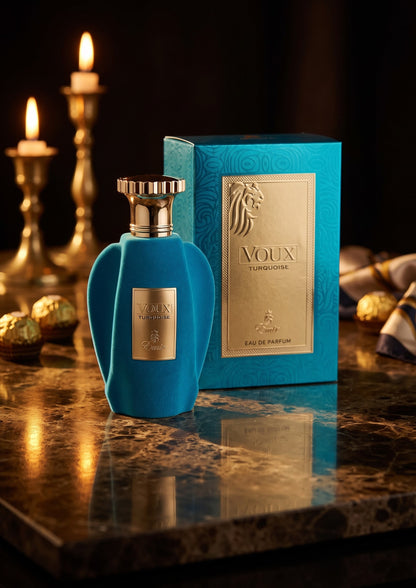Flacon de parfum PDS SHOP Voux Turquoise bleu velouté avec boîte assortie sur une table en marbre sombre