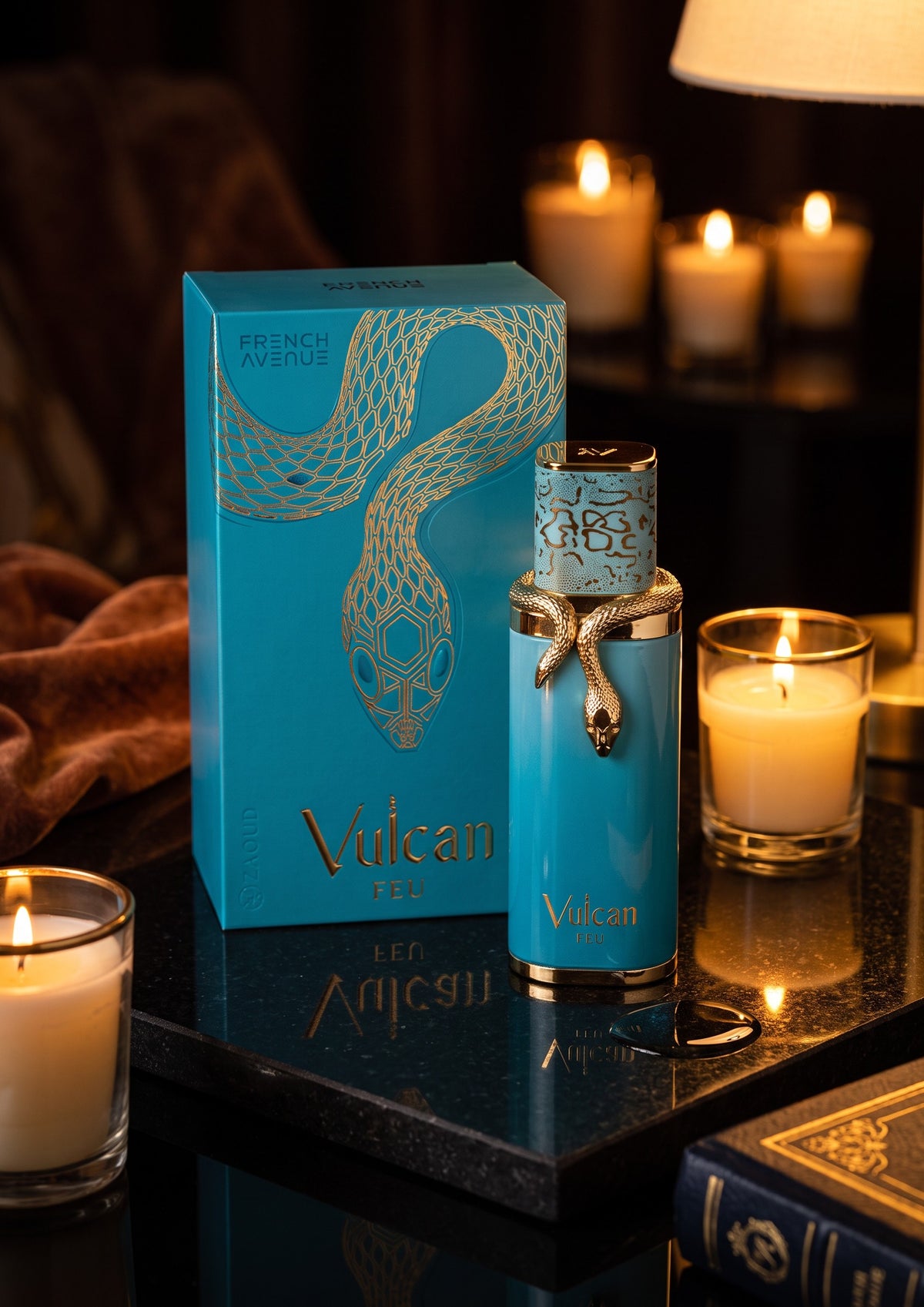 Flacon de parfum PDS SHOP Vulcan Feu bleu turquoise avec un serpent doré, présenté devant sa boîte assortie